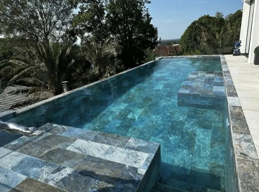 Piscine a debordement en pierre bleue