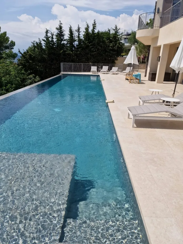 Piscine a debordement margelles claires