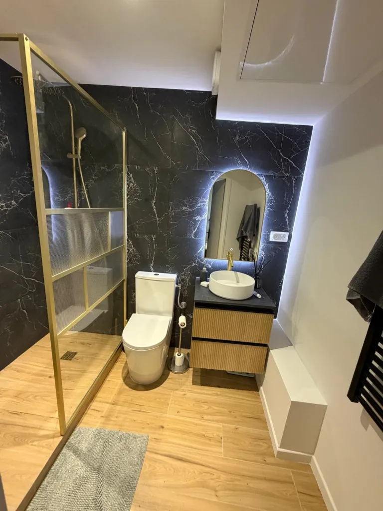 Douche marbre noir paroi doree