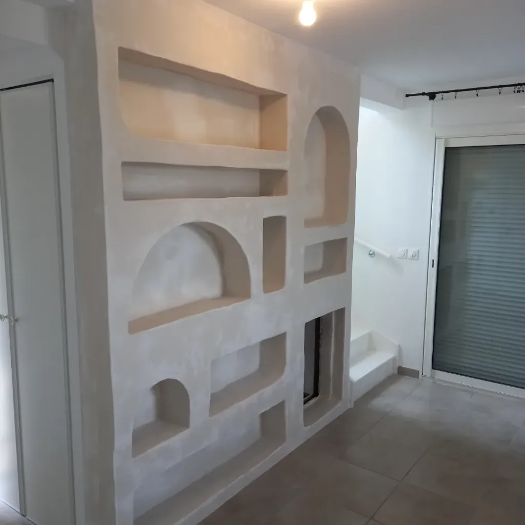 Ponçage fin et contrôle de planéité dans une niche murale