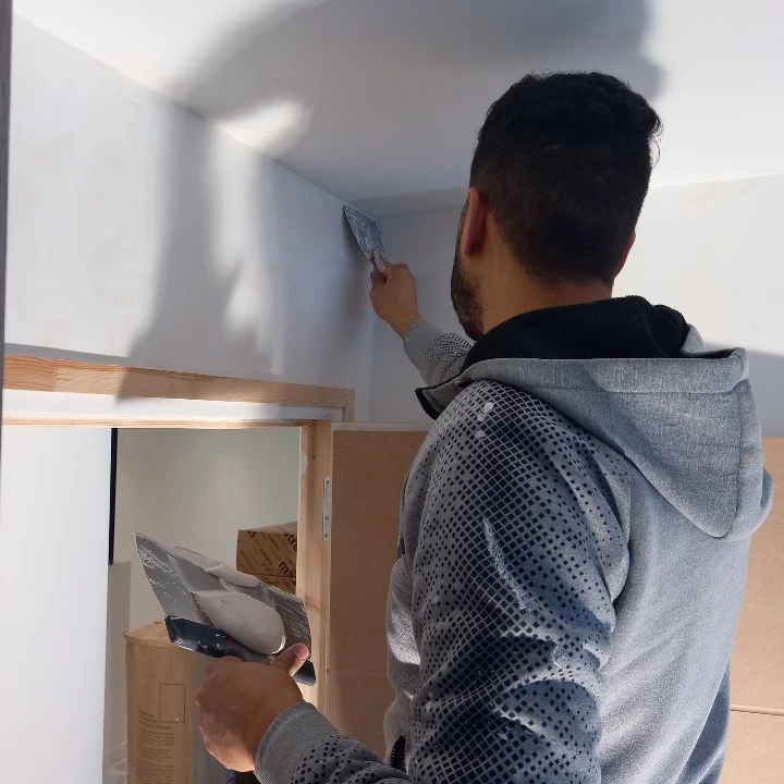 Préparation et lissage des murs avant peinture