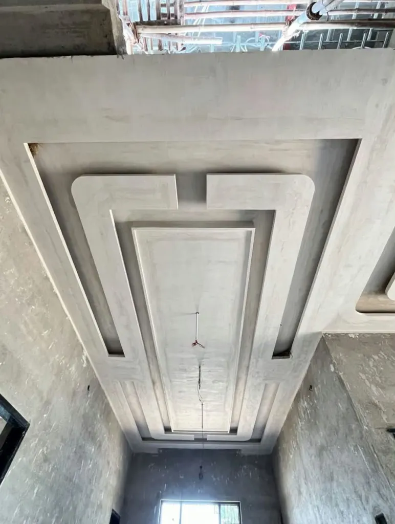 Faux plafond suspendu multi-niveaux avec décaissements et spots LED à Nice
