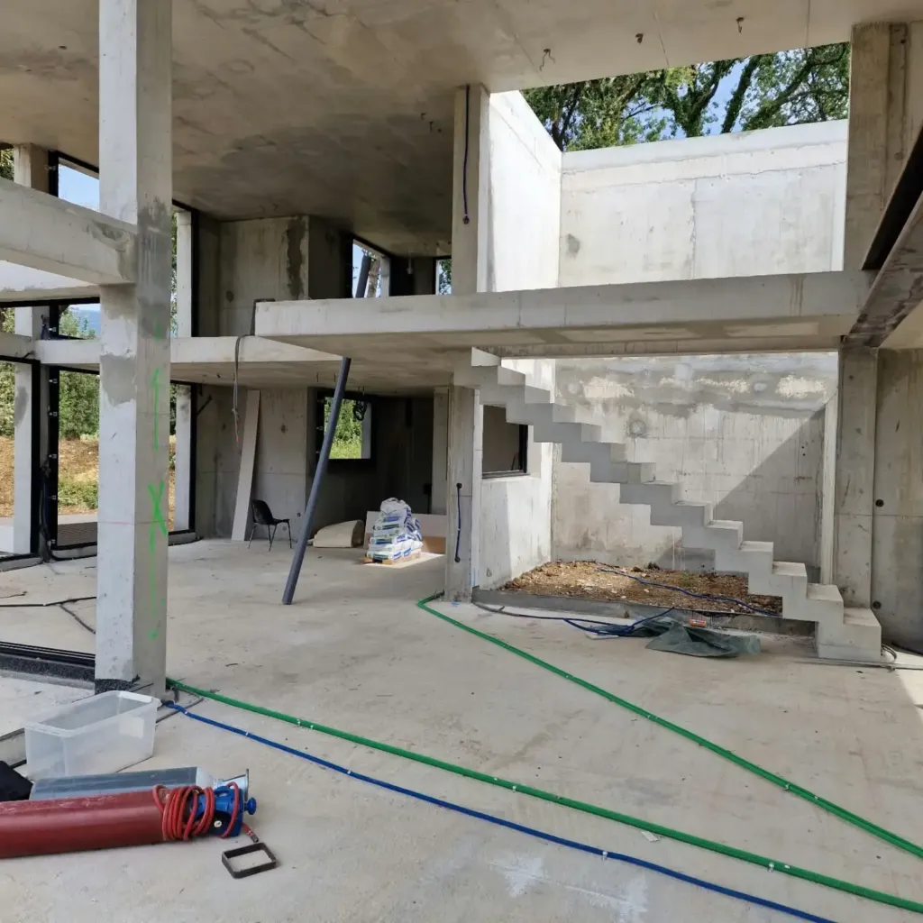 Villa contemporaine avec grandes baies vitrées et finitions haut de gamme