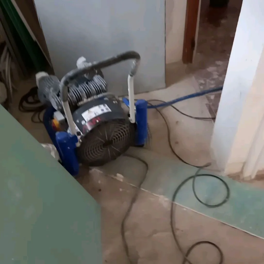 Ratissage soigné des murs et plafonds avant mise en peinture